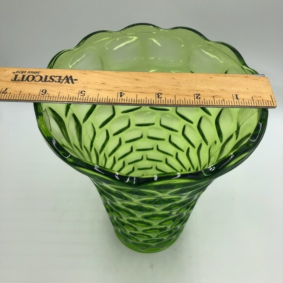 Vintage Green Glass Textured Scalloped Edge Flower Floral Tabletop Vase - Picture 10 of 12